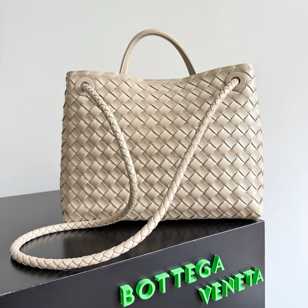 The 2023 new Andiamo batch of 2260 BV has been shipped‼ ️Really popular🔥The new Andiamo woven handbag launched by Bottega Veneta this season is really popular all over the world! ! Celebrities at home and abroad have worn it, and Oscar-winning actress Michelle Yeoh has taken it out on the street. Song Jia, Trai Yara, Yu Feihong, Sanji Ayaka, Rosie Hunting-Whiteley, Yoshioka Riho, etc. have all picked up this bag. It is classic and versatile, showing off its temperament, and the bag capacity is also large, which is very convenient for daily commuting! ! A variety of carrying methods, the shoulder straps can be adjusted by yourself, the original lambskin feels soft and delicate, and the neutral style is made to break gender boundaries and bring a more practical and long-lasting use experience. Andiamo, which has both elegant and casual styles, perfectly interprets the true appearance of "fashionable old money style". Style number: 743572 Size: 32*24*12